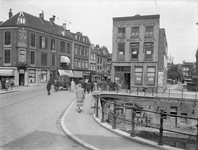 40806 Gezicht op de ingang van de Potterstraat te Utrecht; op de voorgrond de Viebrug en in het midden de glas- en ...